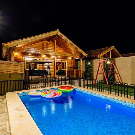 Villa شاليهات الكوخ السويسري وأكوابارك à Ash Shishah Extérieur photo